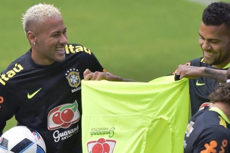 Pemain Brasil, Neymar (kiri) dan Dani Alves berlatih di Quito pada 29 Agustus 2016, jelang pertandingan kualifikasi Piala Dunia 2018 melawan Ekuador pada 1 September 2016. 
