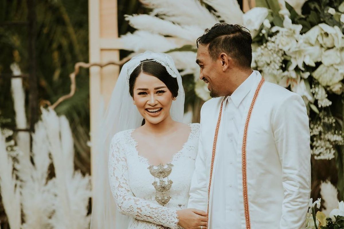 Foto pernikahan Mutia Ayu dan Glenn Fredly.