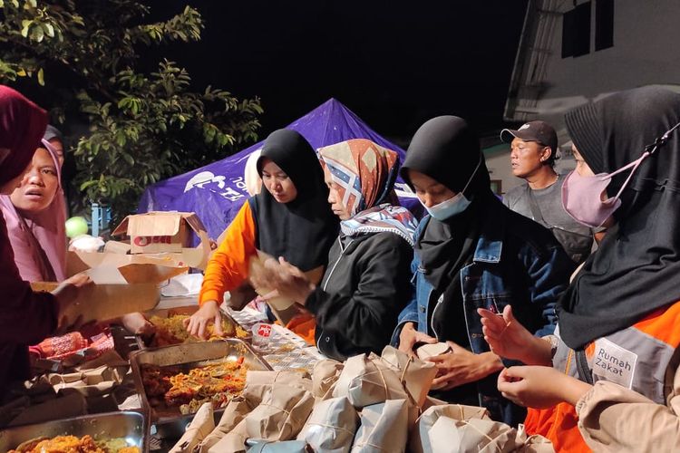 Para relawan tengah menyiapkan makanan untuk para pengungsi gempa Cianjur.