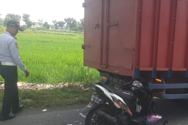 Kecelakaan sepeda motor dan truk box di Jalan Srandakan, Bantul. Selasa (15/4/2025)