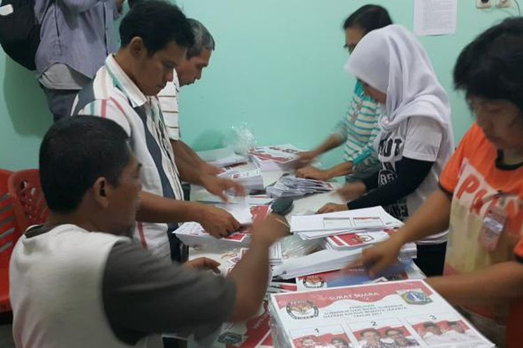 Proses penyortiran dan pelipatan surat suara di gudang logistik KPU Jakarta Pusat, Kelurahan Bungur, Kecamatan Senen, Jakarta Pusat, Selasa (24/1/2017). Proses pelipatan surat suara melibatkan 30 orang pekerja.