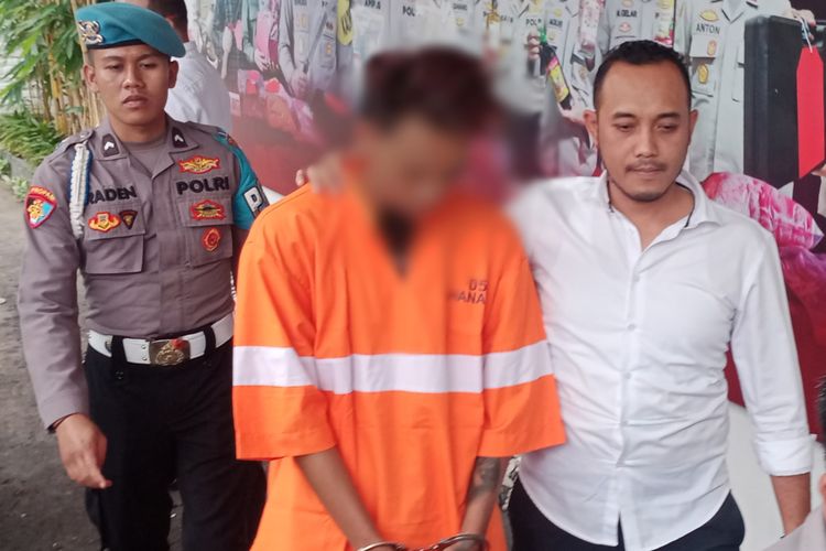 Pria berinisial A (23) sebagai kurir narkotika jenis sabu, ineks dan ganja saat berada di Mapolresta Malang Kota pada Senin (3/7/2023). 