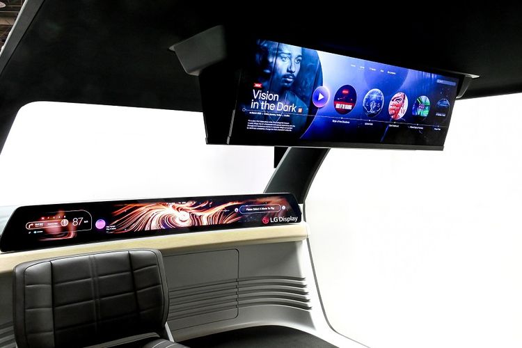 Di ajang CES 2024, LG Display memamerkan layar head unit terbesar di dunia.
