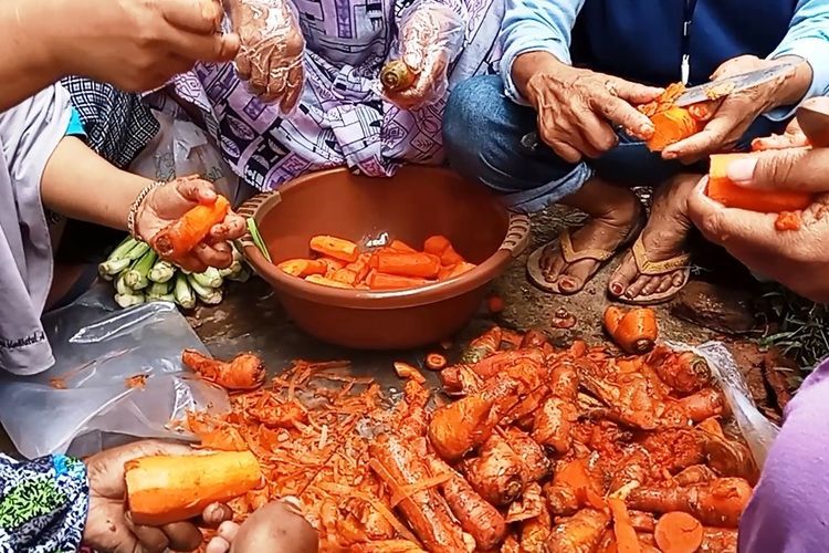 Warga terdampak gempa di Kabupaten Cianjur, Jawa Barat, mengolah sayuran busuk untuk kebutuhan makan di tenda pengungsian.