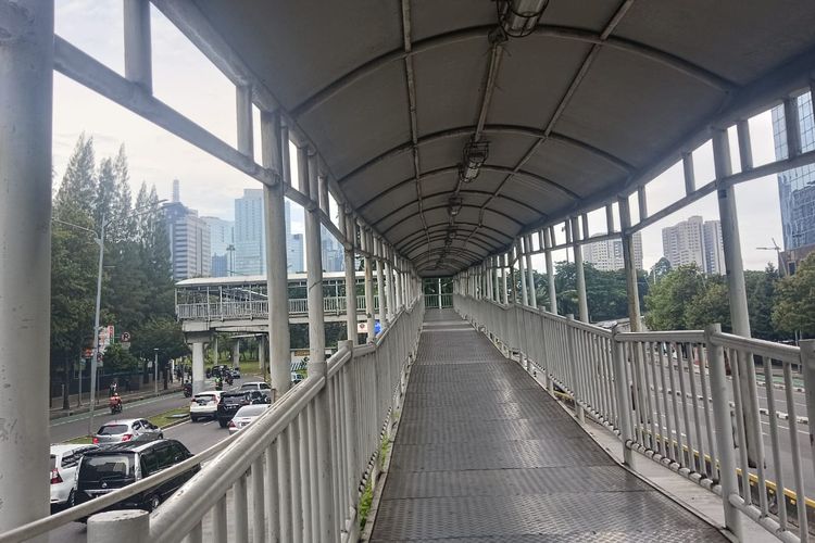 Suasana sepi di Jembatan penghubung Halte Transjakarta Semanggi-Benhil siang ini, Senin (27/3/2023).