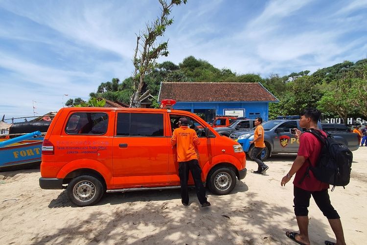 Petugas SAR membawa jenasah santri yang hilang di Pantai Seruni, dari pantai Ngandong menuju ke RSUD Wonosari, Gunungkidul. Jumat (18/11/2022)