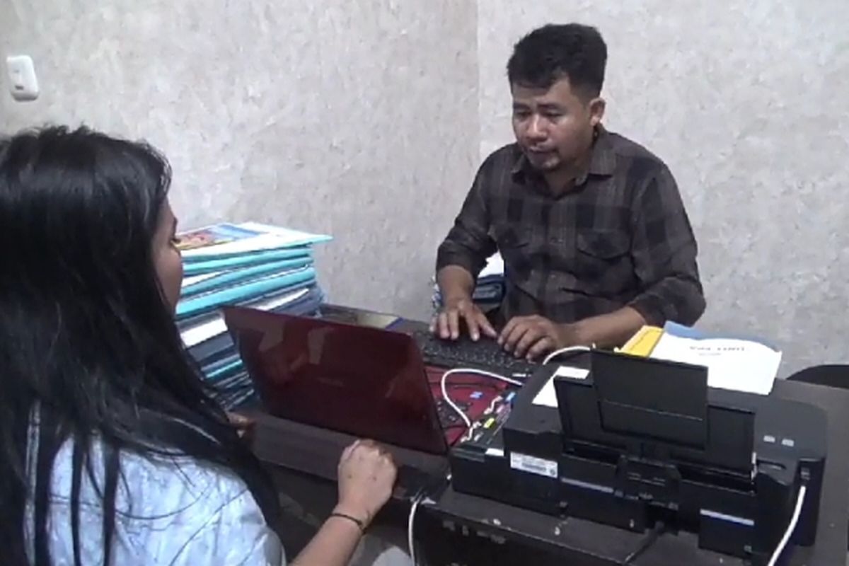 PD (36) menjalani pemeriksaan di ruang unit Perlindungan Perempuan dan Anak (PPA) Reskrim Polres Gowa sebagai tersangka penganiayaan anak. Minggu, (19/8/2024).