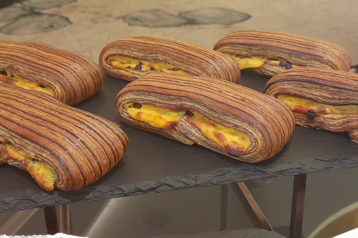 Swiss Buns yang dibuat menggunakan produk mentega dari Elle & Vire® Professionnel. 