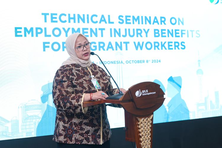 Direktur Pelayanan BPJS Ketenagakerjaan Roswita Nilakurnia dalam seminar teknis bertajuk ?Manfaat Kecelakaan Kerja bagi Pekerja Migran? yang digelar Asian Workers? Compensation Association (AWCA) di Kantor Pusat Badan Penyelenggara Jaminan Sosial (BPJS) Ketenagakerjaan, Jakarta, Selasa (8/10/2024). 