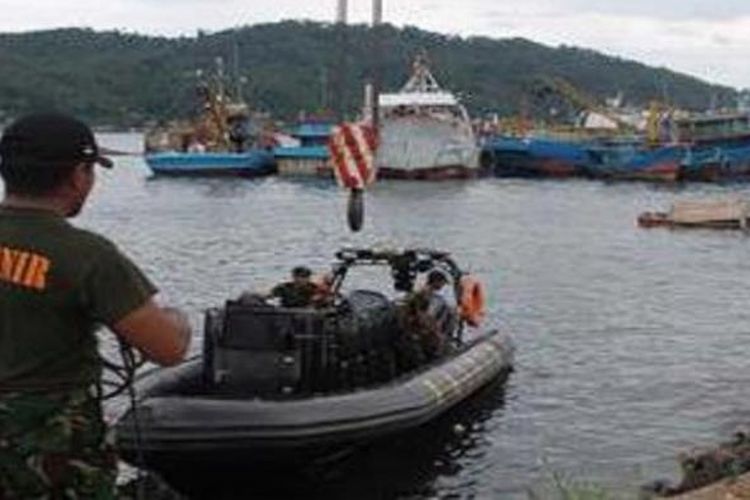 Seorang anggota Marinir sedang mengawasi kenderaan khusus Sea Raider yang baru saja diturunkan dari KRI Teluk Sibolga di Pangkalan TNI AL Bitung, Senin (11/3). Kenderaan ini akan digunakan untuk menjelajah 15.909 KM garis pantai Pulau Sulawesi.