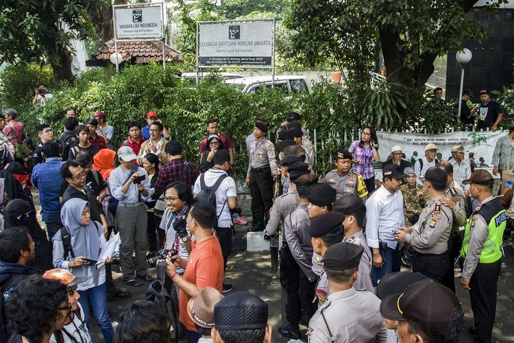 Petugas kepolisian melarang warga untuk masuk ke dalam kantor LBH Jakarta, di Jakarta, Sabtu (16/9/2017).