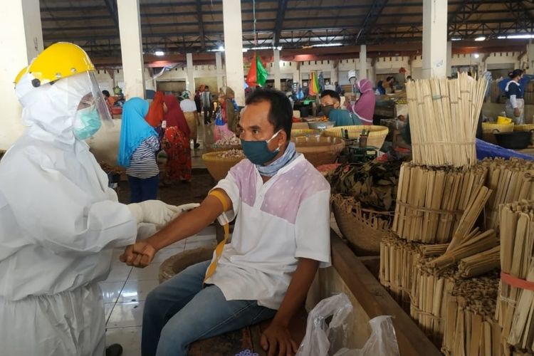 Pedagang di Pasar Mandalika jalani rapid test, Senin (11/5/2020).