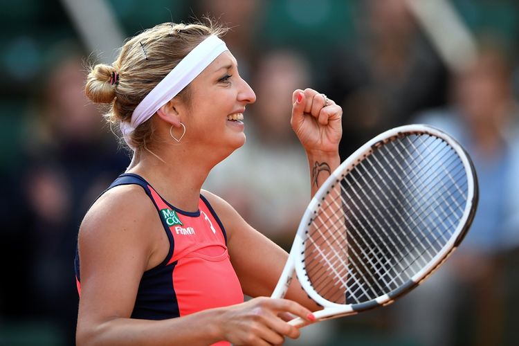 Petenis Swiss, Timea Bacsinszky, merayakan kemenangan atas Kristina Mladenovic dari Perancis pada babak perempat  final Perancis Terbuka (Roland Garros) di Paris, Selsasa (6/6/2017).