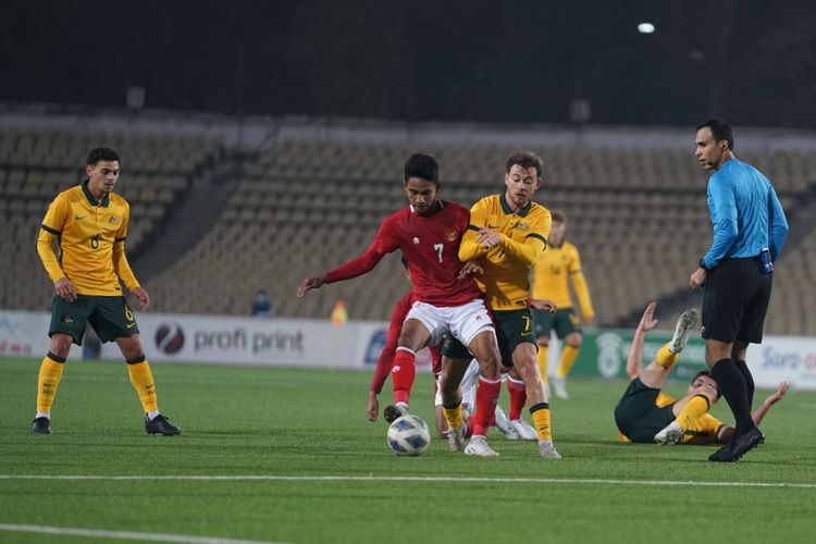 Penyerang timnas U23 Indonesia, Marselino Ferdinan, tengah berhadapan dengan pemain Australia di Kualifikasi Piala Asia U23.
