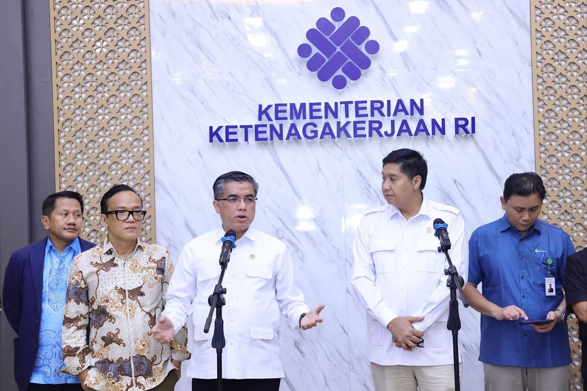 Menteri Ketenagakerjaan (Menaker) Yassierli bersama Menteri Perumahan dan Kawasan Permukiman (PKP) Maruarar Sirait usai menyaksikan Penandatanganan Kerja Sama terkait Dukungan Program Kepemilikan Rumah Layak Huni melalui Program Pembiayaan Tapera dan Kredit Pemilikan Rumah Sejahtera, di Kantor Kemenaker, Jakarta, Kamis (14/8/2025).