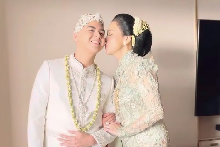 Gaya anggun Maia Estianty dalam busana rancangan Anne Avantie di akad nikah Al Ghazali dan Alyssa Daguise.