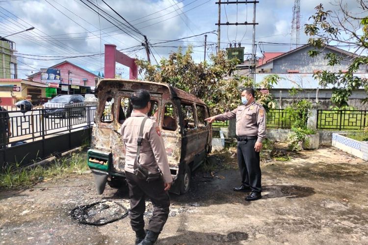 Mobil opelet yang diparkir di sebuah rumah toko Kalan Prof M Yanin, Kota Pontianak, Kalimantan Barat (Kalbar) diduga dibakar orang tak dikenal, Rabu (9/11/2022) dini hari. 