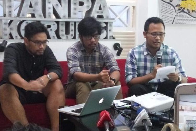 Peneliti Indonesia Corruption Watch (ICW) Aradila Caesar, Kurnia Ramadhana, dan Tama S Langkun dalam konfrensi pers di Kantor ICW di Kalibata, Jakarta Selatan, Sabtu (4/3/2017).