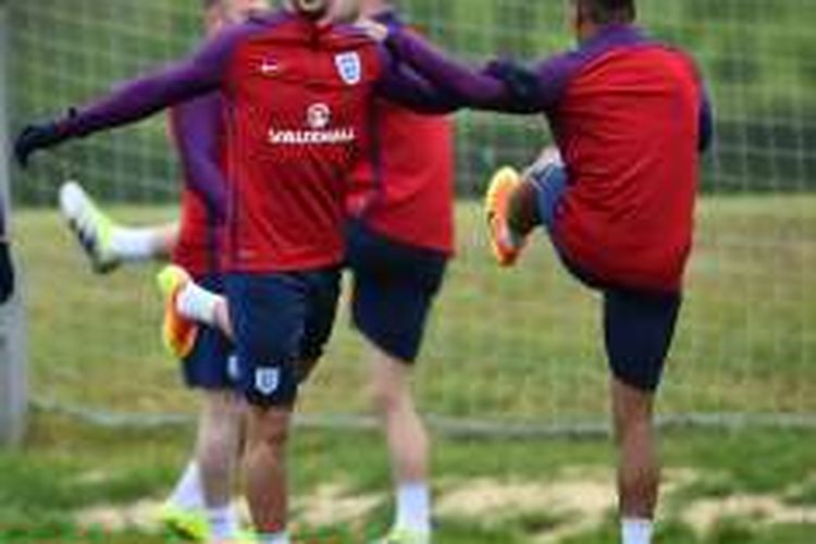 Danny Drinkwater menjalani sesi latihan bersama tim nasional Inggris di Watford, 30 Mei 2016.