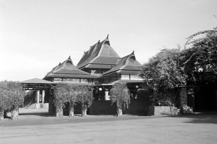 Kampus Technische Hoogeschool te Bandoeng (sekarang Institut Teknologi Bandung). Barakgebouw A (Aula Barat) dilihat dari plaza gerbang dalam. Foto diambil tahun 1936. 