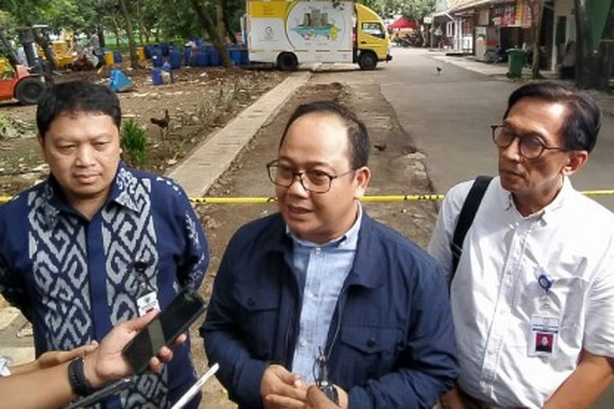 Ketua Dewan Perwakilan Rakyat Daerah (DPRD) Kota Tangerang Selatan, Abdul Rasyid turut meninjau lokasi titik radiasi nuklir dengan jenis radioaktif ceasium 137 di kawasan Perumahan Batan Indah, Kademangan, Setu, Tangerang Selatan, Rabi (19/2/2020).