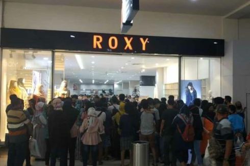 Polisi Sebut Pengunjung yang Penuh di Pintu Roxy Mall Antre untuk Cek Suhu