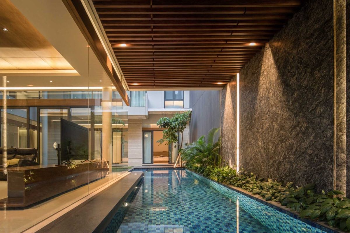 Kolam renang semi outdoor karya Rakta Studio // Arsitag.com
