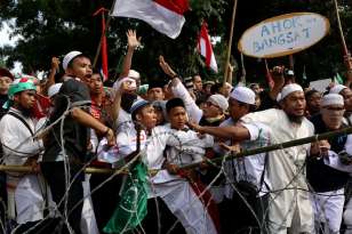 Pengunjuk rasa berkumpul di sekitar istana negara, Jakarta, Jumat, (4/11/2016). Massa menuntut proses hukum terhadap bakal calon gubernur DKI Jakarta Nomor Urut 2 Basuki Tjahaja Purnama yang dianggap telah menistakan agama.