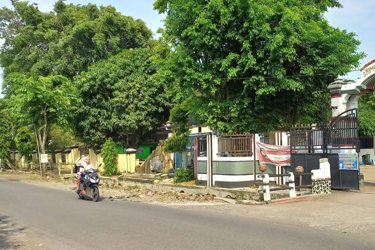 Lokasi penganiayaan salah satu pelajar SMP di Ngawi yang viral di media social. Penganiayaan oleh pelajar SMK dipicu benturan adik pelaku penganiayaan saat main bola dengan korban.