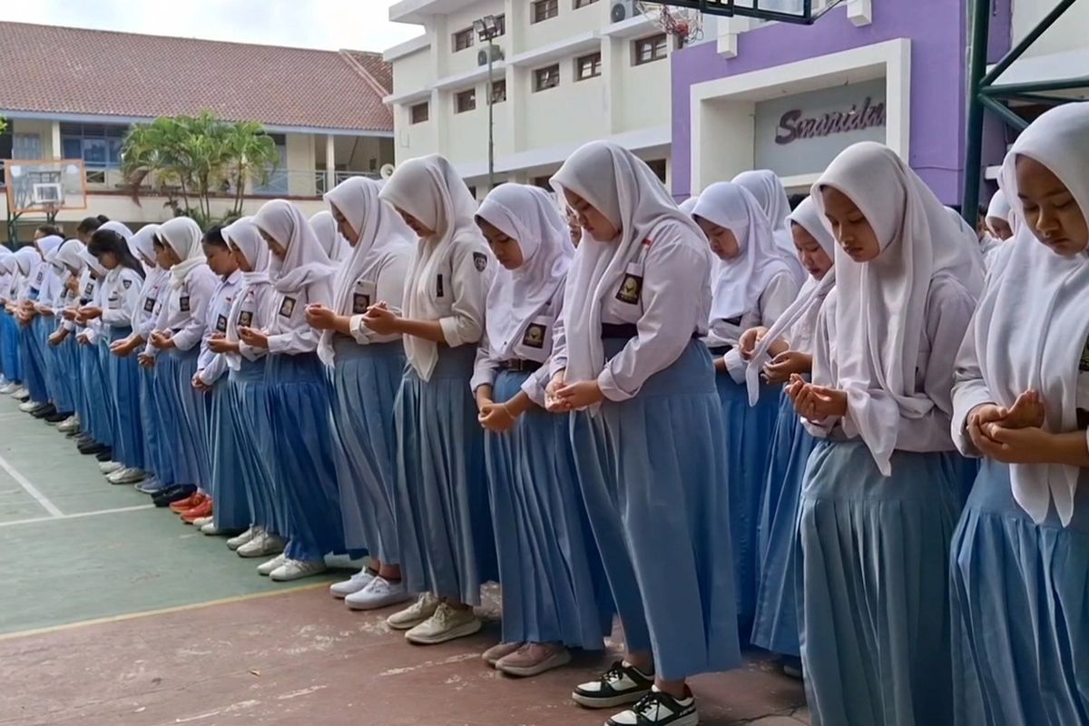 Para pelajar SMA Negeri 1 Kedungwaru Tulungagung Jawa Timur, gelar doa bersama bagi korban kecelakaan bus yang menimpa pengajar sekolah tersebut, Selasa (08/10/2024)