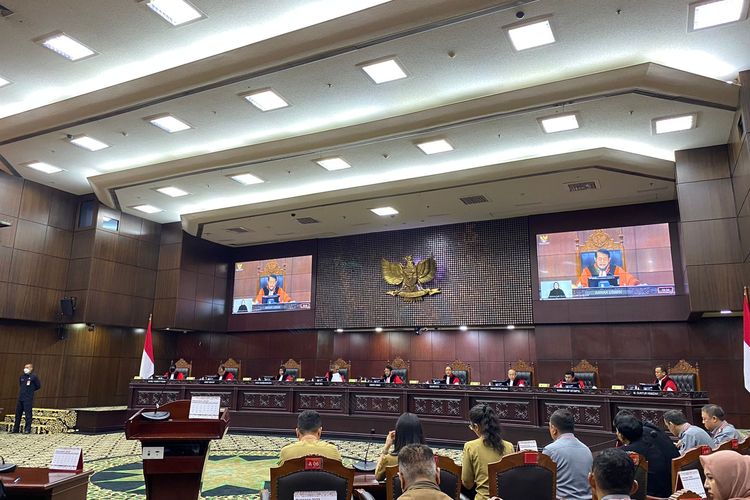 Sembilan Hakim konstitusi yang hadir dalam sidang putusan uji materi terkait batas usia capres dan cawapres di Gedung Mahkamah Konstitusi (MK), Jakarta Pusat, Senin (16/10/2023). 