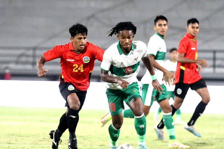 Penyerang muda timnas Indonesia, Ronaldo Kwateh (kanan) berusaha lolos dari kejaran pemain Timor Leste pada laga persahabatan yang termasuk dalam rangkaian FIFA Matchday, Minggu (30/1/2022) malam WIB.