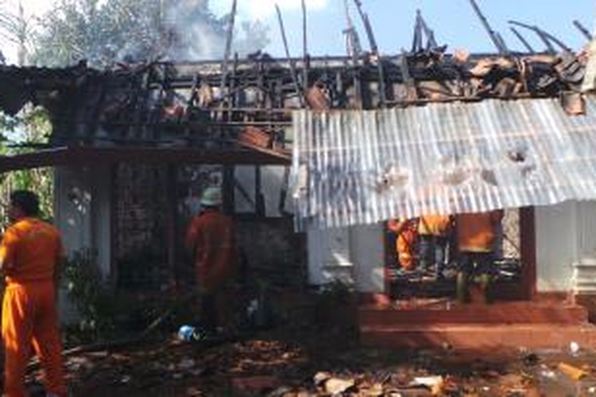 Kebakaran melanda sebuah rumah milik warga yang terletak dekat di belakang Stasiun Jatinegara, Jakarta Timur. Jumat (22/11/2013).