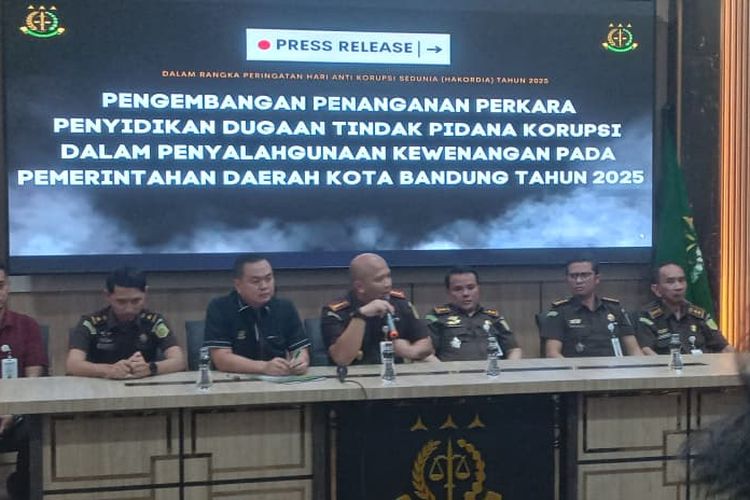 Konferensi pers Kejari Bandung saat menetapkan Wakil Wali Kota Bandung Erwin sebagai tersangka korupsi penyalahgunaan kewenangan, Rabu (10/12/2025).  