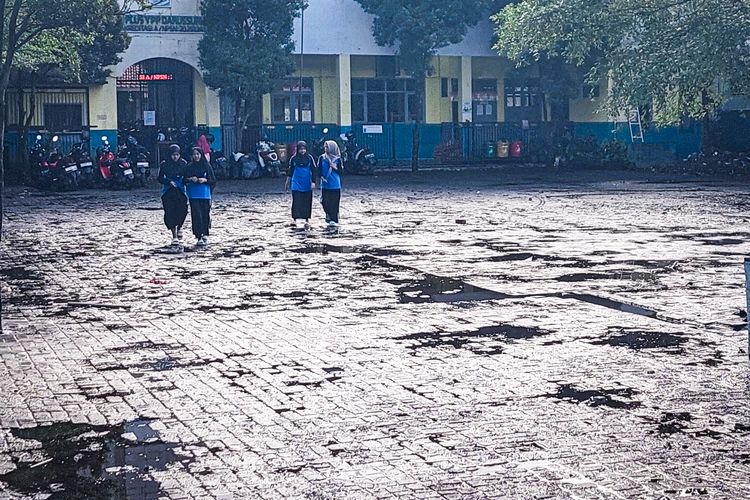 Sekolah di bawah Yayasan Pendidikan Darussurur di Kampung Panyaweuyan, RT 02 RW 13, Kelurahan Utama, Kecamatan Cimahi Selatan, Kota Cimahi, terendam banjir semalaman, Selasa (29/7/2025).