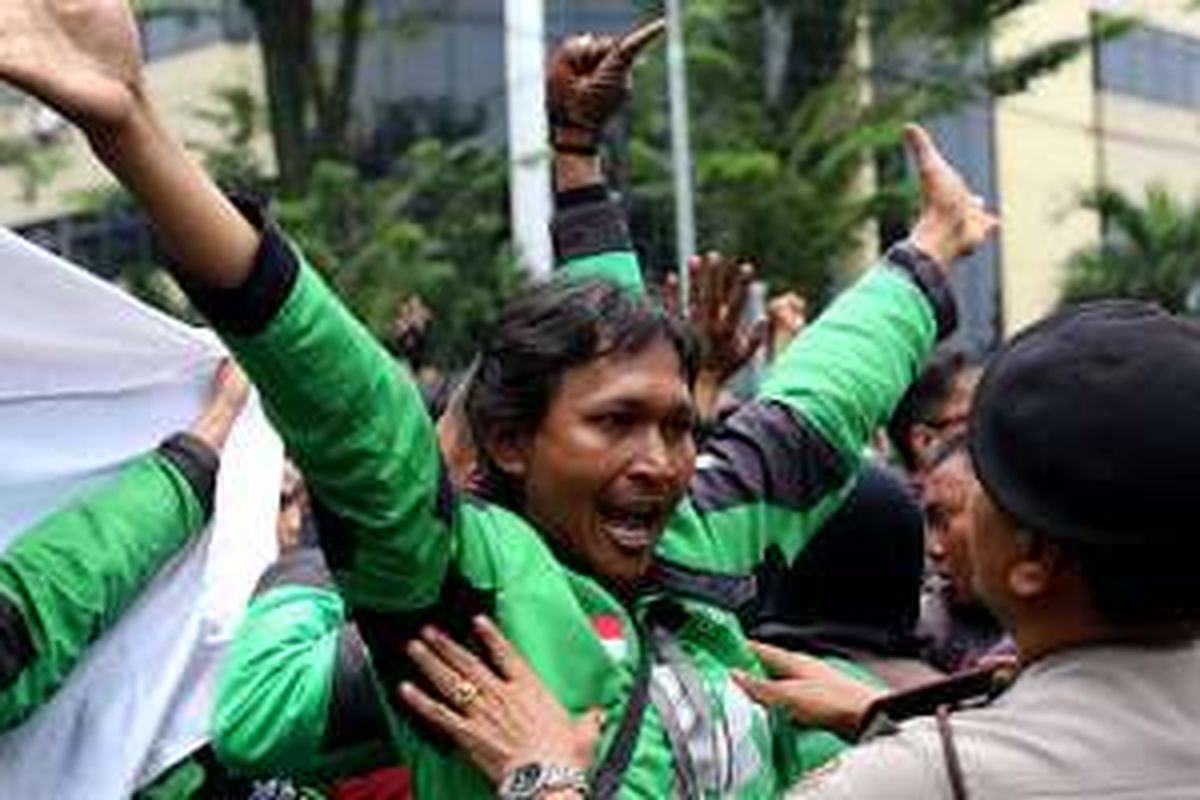 Ribuan pengemudi Go-Jek melakukan aksi unjuk rasa di depan kantor manajemen PT Go-Jek, Kemang, Jakarta Selatan, Senin (3/10/2016). Mereka menuntut PT Go-Jek Indonesia untuk menghapus performa, membuat payung hukum yang independen dari keluhan pengemudi, transparansi dalam setiap kebijakan, menstabilkan sistem menjadi lebih baik dan memberikan kebijakan tarif yang rasional untuk semua pengemudi se-Indonesia.