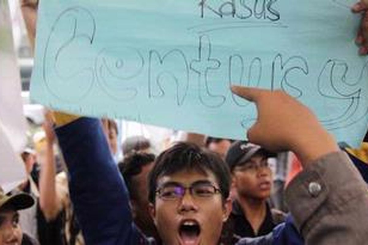 Mahasiswa dari Kesatuan Aksi Mahasiswa Indonesia mendatangi gedung Komisi Pemberantasan Korupsi, Jakarta, Kamis (12/5/2011). Mereka menuntut KPK menuntaskan kasus korupsi Bank Century.