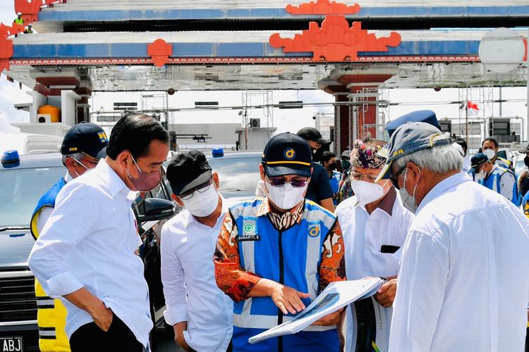 Presiden Joko Widodo ketika mengunjungi jalan Tol Bali-Mandara pada Kamis (02/12/2021). Ia ditemani Menteri PPUR Basuki Hadimuljono, Menteri Perhubungan Budi Karya Sumadi, Menteri Sekretariat Negara Pratikno, Gubernur Bali Wayan Koster dan Direktur Utama Jasa Marga Subakti Syukur.