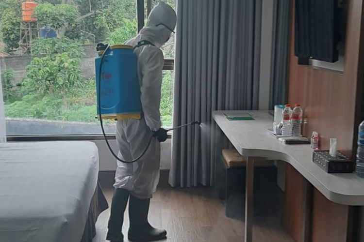 Petugas hotel Harmoni Cipanas Garut menyemprot disinfektan kamar sebelum dan sesudah digunakan orngunjung (dok Harmoni Hotel)