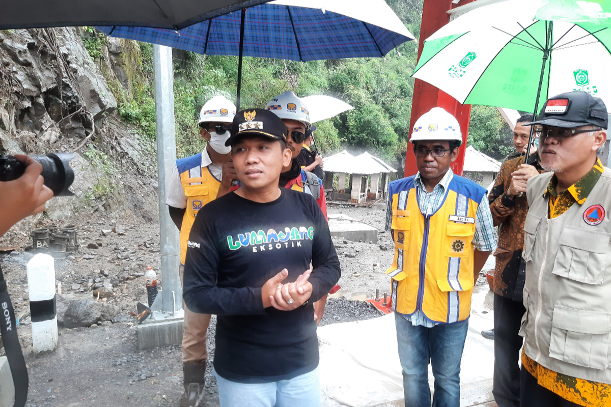 Bupati Lumajang Thoriqul Haq usai meninjau pembangunan Jembatan Gantung Gladak Perak, Selasa (19/4/2022)