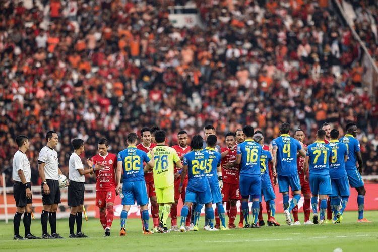 Pemain Persija Jakarta berjabat tangan dengan pemain Persib Bandung pada laga pekan kedelapan Liga 1 2019 di Stadion Utama Gelora Bung Karno, Jakarta, Rabu (10/7/2019). Persija Jakarta bermain imbang dengan skor 1-1 melawan Persib Bandung