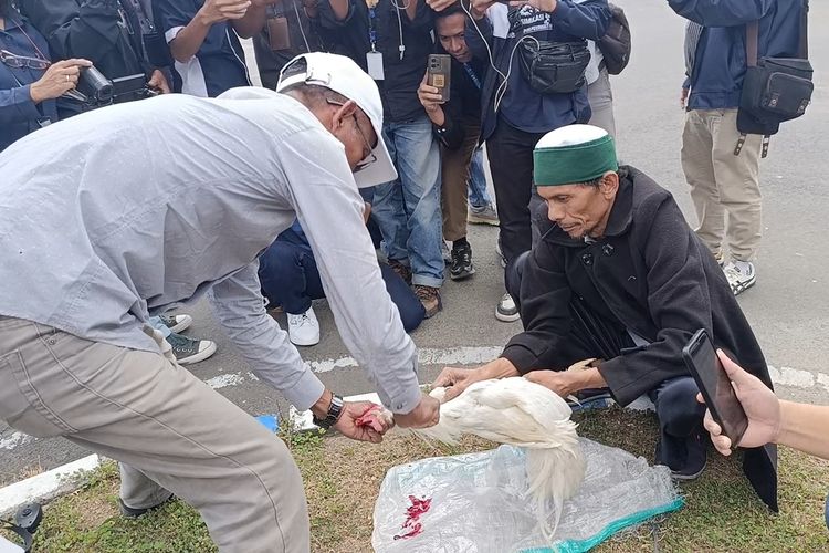 Dukung KPK, Warga Sembelih Ayam di Depan Kantor Bupati Lombok Barat