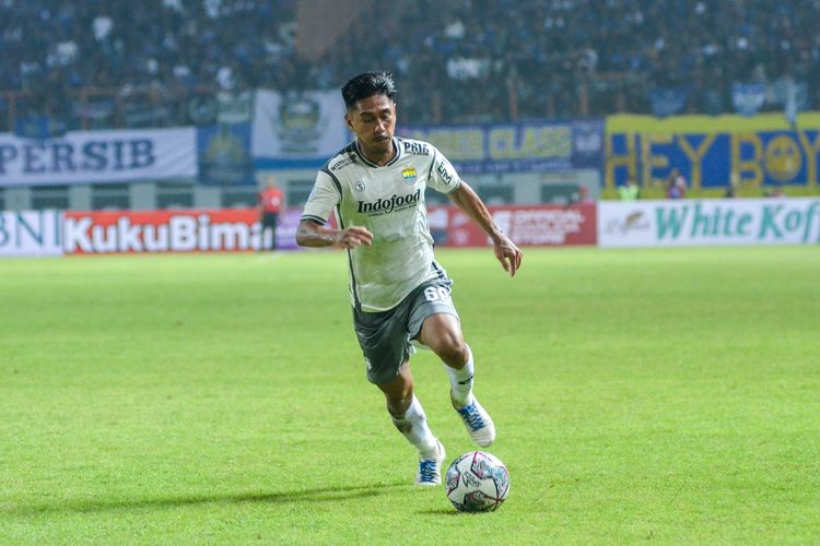 Wing back Persib asal Filipina Daisuke Sato melakukan debut di Kompetisi Liga 1 2022-2023, Minggu (24/7/2022) kala ditahan imbang 2-2 oleh Bhayangkara FC, di Stadion Wibawa Mukti, Cikarang, Bekasi.