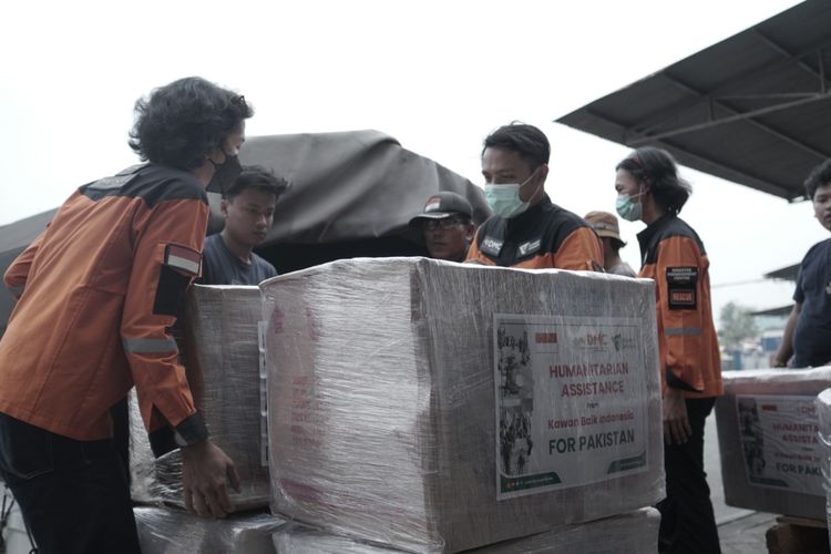 Disaster Management Center (DMC) Dompet Dhuafa mengirimkan 300 paket hygiene kit ke Pakistan untuk membantu penyintas bencana banjir bandang.