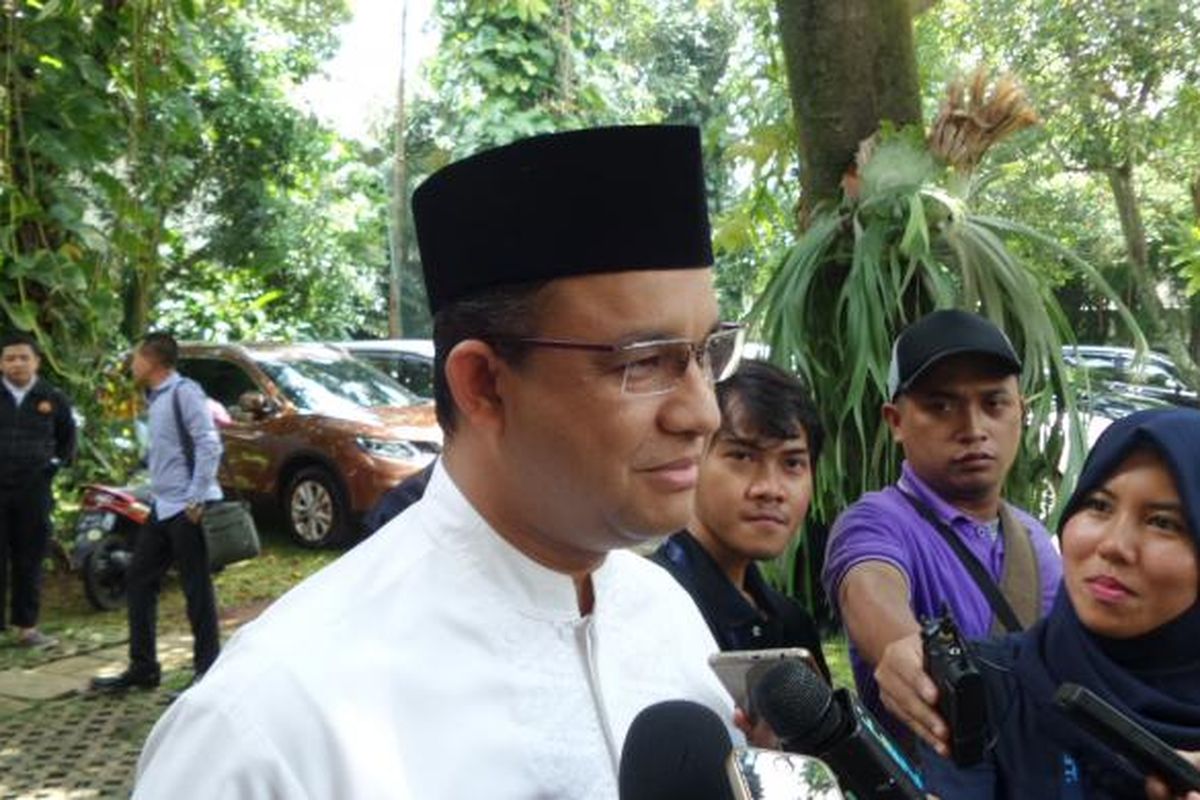 Calon gubernur DKI Jakarta Anies Baswedan diwawancara saat hadir di pengajian kawasan Ampera, Jakarta Selatan, Kamis (2/3/2017) siang.