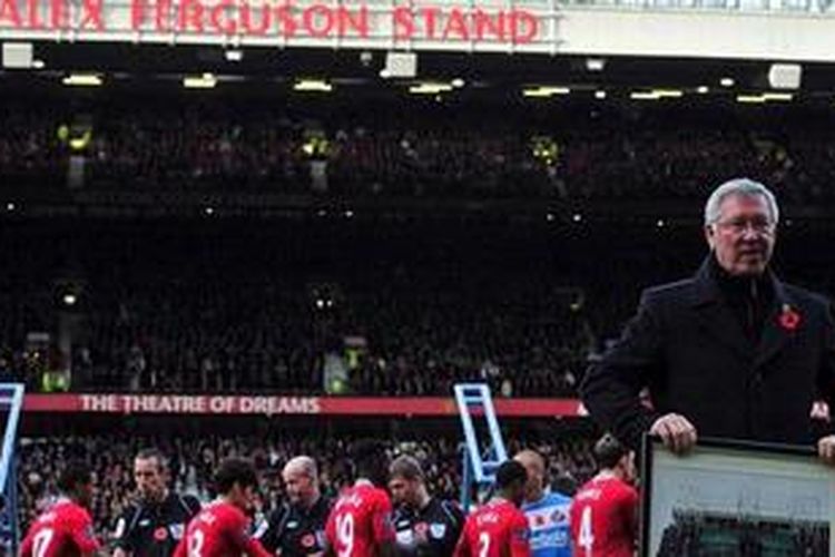 Alex Ferguson merayakan 25 tahun kariernya sebagai manajer Manchester United, sebelum pertandingan Premier League antara MU dan Sunderland, di Old Trafford, pada 5 November 2011. Sebagai penghormatan kepada Ferguson, MU menamai tribun utara Stadion Old Trafford "Tribun Sir Alex Ferguson".