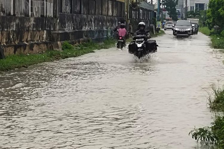 Sejumlah kendaraan menerobos banjir di kawasan Jalan Bakti, Kecamatan Marpoyan Damai, Kota Pekanbaru, Riau, Rabu (6/9/2023).