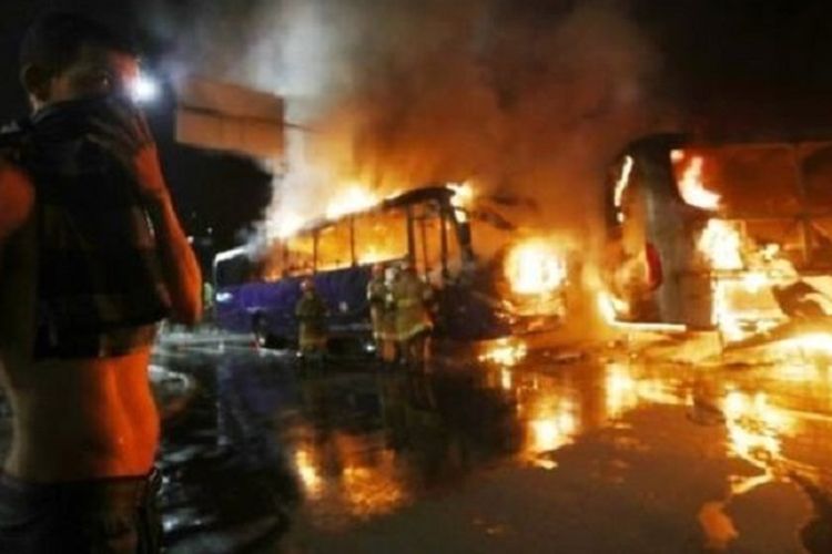 Bus dan mobil dibakar di jalanan di Rio de Janerio, Brasil, Jumat (28/4/2017) malam atau Kamis (29/4/2017) WIB.
