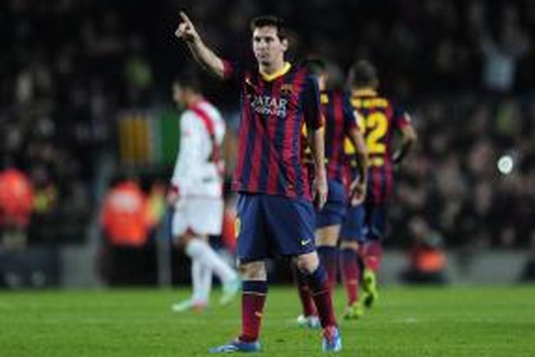 Penyerang Barcelona Lionel Messi merayakan satu dari dua golnya ke gawang Rayo Vallecano, pada pertandingan La Liga, di Camp Nou, Sabtu (15/2/2014).