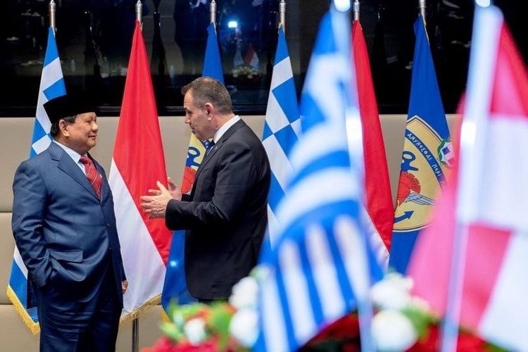 Menteri Pertahanan Prabowo Subianto bertemu dengan Menteri Pertahanan Yunani Nikolaos Panagiotopoulos membahas kerja sama di bidang pertahanan pada Jumat (11/3/2022) di Athena, Yunani. 